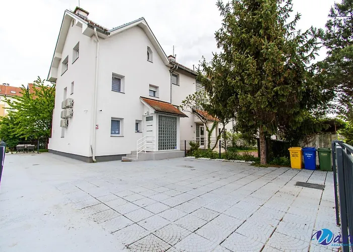 Two Bedroom Modern Apartment Near The Airport