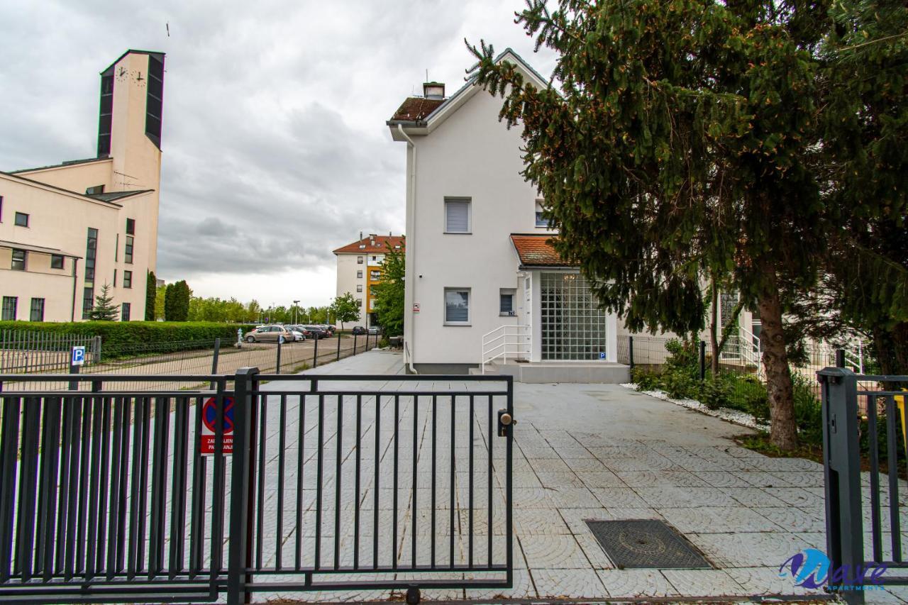 Two Bedroom Modern Near The Airport Apartment