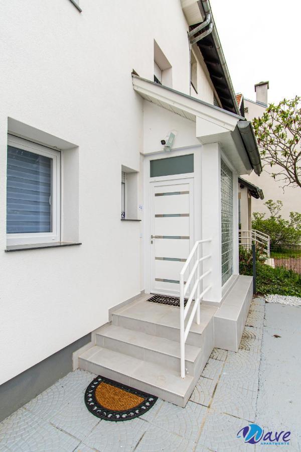 Two Bedroom Modern Near The Airport Apartment