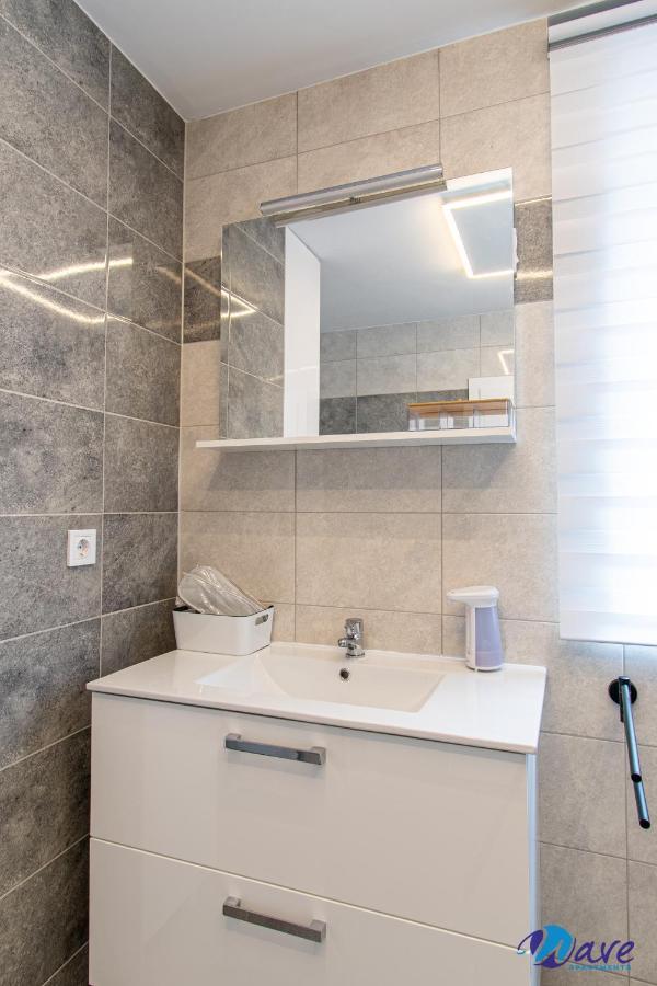 Two Bedroom Modern Near The Airport Apartment *