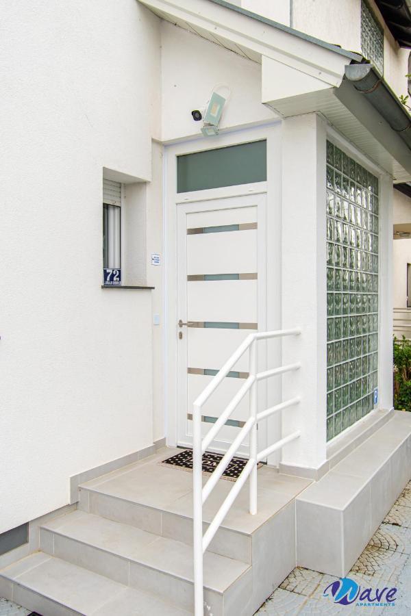 Two Bedroom Modern Near The Airport Apartment *